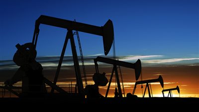 النفط يرتفع بعد إبداء روسيا استعدادها للاجتماع مع «أوبك»