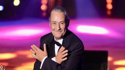 لحظة إعلان الراحل فاروق الفيشاوي إصابته بمرض السرطان: هتعامل معاه كأنه صداع (فيديو)