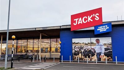 شاهد ماذا فعل رجل مع سائق ترك سيارته في مكان خاطئ (صور)