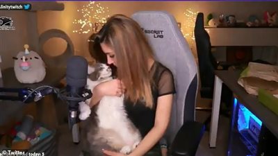 انتقادات واسعة للاعبة فيديو جيم بسبب قطة (صور)