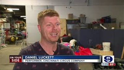 حرامي يسرق مقطورة من سيرك بها سرير مسامير ونعش (فيديو)