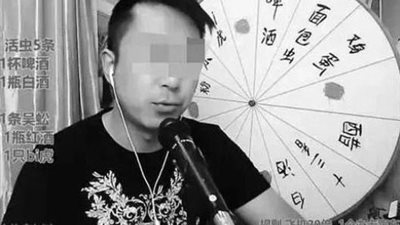 مصرع مدون فيديو في بث مباشر بعد أكل حشرات سامة (صور)