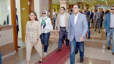 مدبولي يبدأ جولته في الإسكندرية بزيارة مركز خدمات المستثمرين بالعامرية