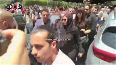 وصول أحمد الفيشاوي وزوجته إلى مسجد مصطفى محمود (فيديو)