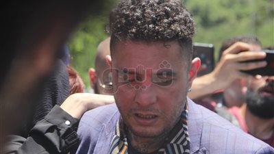 انهيار أحمد الفيشاوي عقب تشييع جثمان والده من مصطفى محمود (صور)