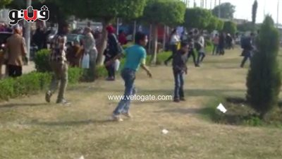 بالفيديو.. أطفال يخوضون مباراة كرة قدم أمام معرض الكتاب