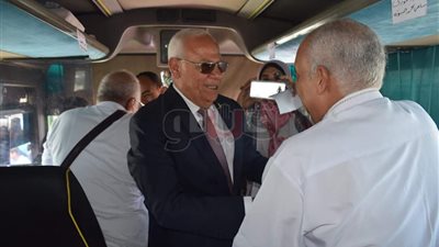 محافظ بورسعيد يودع حجاج الجمعيات الأهلية (صور)