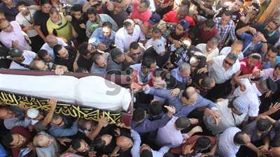 محبة الناس ترافق فاروق الفيشاوي في رحلته الأخيرة.. نجوم الفن يشاركون في جنازته.. صدمة لأحمد الفيشاوي بعد وداع والده.. انهيار رجاء الجداوي.. ورشوان توفيق يحرص على الحضور (صور)