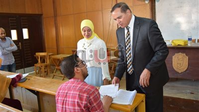رئيس جامعة سوهاج يتفقد امتحانات الدراسات العليا بكلية الآداب (صور)