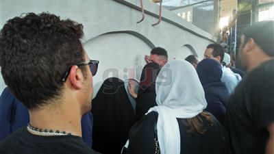 انهيار أحمد الفيشاوي أثناء تشييع جنازة والده بالمنوفية (صور)