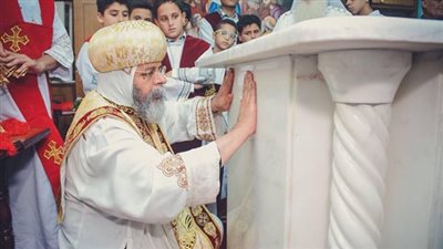 أسقف الزقازيق يطيب رفات الشهيد مارجرجس ويرسم شمامسة