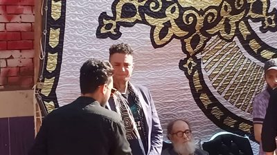 بالدموع.. أحمد الفيشاوي يتلقى العزاء في والده بالمنوفية (صور)