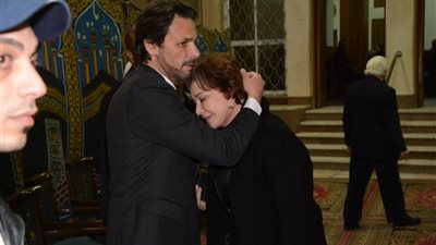 بالفيديو والصور.. نجل «فيروز» يقبل رأس «لبلبة» في عزاء والدته بالمهندسين