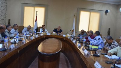 محافظ الوادى الجديد يناقش منظومة النظافة وتحديد الرسوم