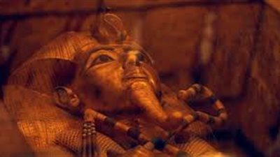 تفاصيل ترميم التابوت الخشبي المذّهب للملك توت عنخ آمون بالمتحف الكبير.. التوثيق والتعقيم أول المراحل.. استخدام التنظيف الميكانيكي والكيميائي.. والأعمال تستغرق 8 أشهر