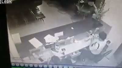 لحظة اقتحام لص بنكا وطعن حارس الأمن (فيديو)