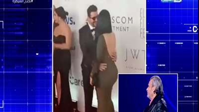 قبل وفاته.. تعليق فاروق الفيشاوي على تقبيل نجله لزوجته على الـ«ريد كاربت»