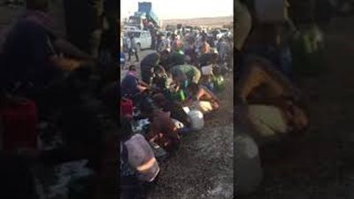 رد فعل صادم للمواطنين لحظة انقلاب شاحنة بنزين (فيديو)