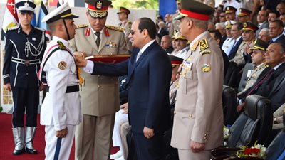 نشاط السيسي في أسبوع.. حفلات تخرج الكليات العسكرية والشرطية تتصدر المشهد.. الرئيس يكلف بمواصلة العمل بالمشروعات القومية وفق التخطيط الزمني.. وإعلان الحداد ثلاثة أيام لرحيل رئيس تونس