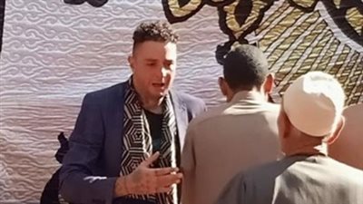 أحمد الفيشاوي يرثي والده بآية قرآنية ويؤكد تنفيذ وصيته