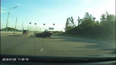 لحظة انقلاب سيارة على طريق السريع (فيديو)