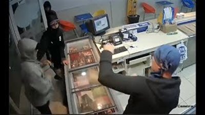 صاحب مطعم يتبادل اللكمات مع 3 لصوص (فيديو)