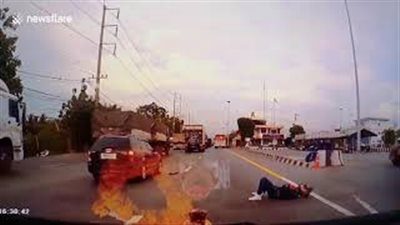 لحظة نجاة شاب من الموت بأعجوبة (فيديو)