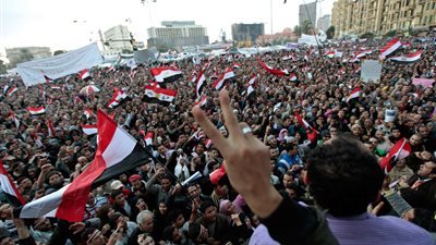 بالفيديو.. 4 فبراير «الثوار يسيطرون على الميدان».. تناول وجبات الطعام وعقد حفلات الزواج دليل انتصار المتظاهرين.. الغناء ليلًا والإسكتشات للسخرية.. والوحدة الوطنية دليل قوة المصريين