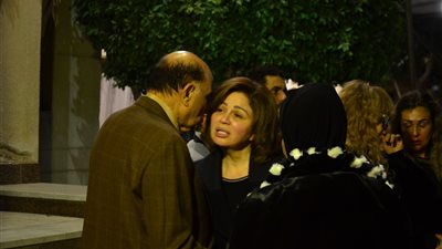 إلهام شاهين تصل إلى «الحامدية الشاذلية» بعد انتهاء مراسم عزاء فيروز