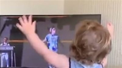 طفل يقلد مغنيته المفضلة بشكل طريف (فيديو وصور)