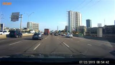 شاب يخاطر بحياته ويسير بسكوتر كهربائي على طريق سريع (فيديو)