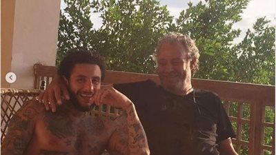 أحمد الفيشاوي يسترجع ذكريات والده بصور نادرة