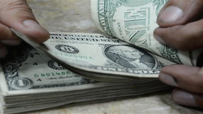 أفارقة يسرقون طبيبا بخدعة تحويل الورق لدولارات