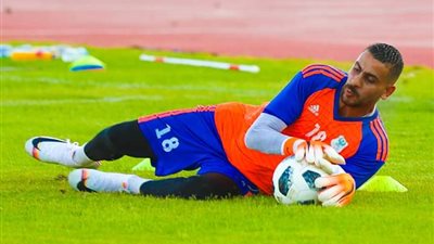 حارس مرمى المصري يواصل برنامجه التأهيلي على هامش مران الفريق