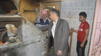 محافظ الوادي الجديد يغلق أحد الأفران بسبب سوء جودة الخبز