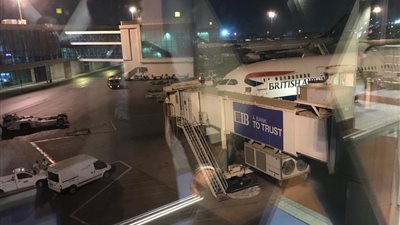 طائرة الخطوط البريطانية تصل مطار القاهرة بعد توقف ٦ أيام