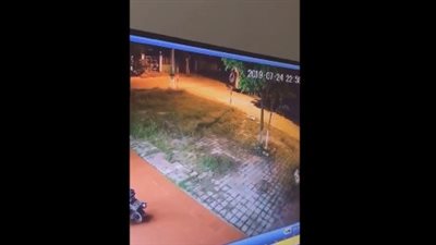 لحظة اعتداء بائع على امرأة بسيف (فيديو)