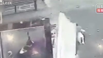 لحظة سقوط جدار بناية على امرأة تحمل رضيعها (فيديو)