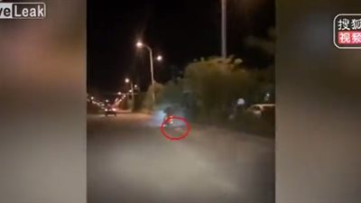 رجل يسحل كلبا بدراجة بخارية (فيديو)