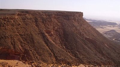 بها أكبر حقل نيازك في العالم.. أستاذ حياة برية يكشف معلومات مهمة عن محمية الجلف الكبير