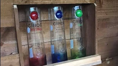 رجل يبتكر منزلا صغيرا للمشروبات في حديقة ابنته (صور)