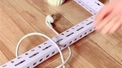 حل سحري لمشكلة الأسلاك العالقة أسفل الأثاث (فيديو وصور)