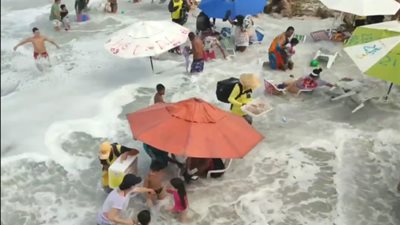 موجة هائلة تضرب مصطافين على الشاطئ وتتسبب في ذعرهم (فيديو)