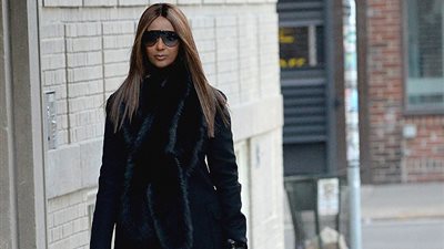 بالصور.. إيمان عبد المجيد تظهر للمرة الأولى بعد وفاة زوجها ديفيد بوي