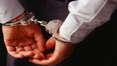 ضبط موظف ومدير شركة لاتجارهما في النقد الأجنبي