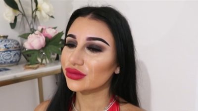 عارضة تبكي بعد اختفاء 