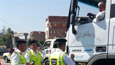 حملات مرورية على الطرق للحد من الحوادث والكشف عن المخدرات (صور)