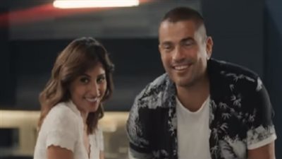 فيديو جديد لـ دينا الشربيني ترقص بالمايوه مع عمرو دياب في اليونان