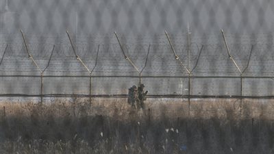 كوريا الشمالية تهاجم جارتها الجنوبية بـ«أعقاب السجائر»