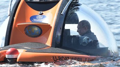 بوتين يغطس 50 مترا لفحص غواصة روسية من الحرب العالمية الثانية (صور)